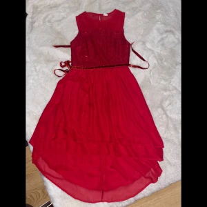 Röd klänning - Säljer då jag har sparat för mycke ”gamla” kläder som jag tycker är fina som jag haft då jag va yngre❤️Väldigt fin att ha på julafton som jag hade för runt 5år sedan eller bara allmänt ❤️Inga defekter vad jag ser❤️Man får med de röda glitter snöret❤️