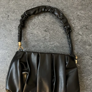 Väska  - Väska köpt på Shein outlet. Använt en gång. För mer bilder eller information är det bara att höra av sig 😊