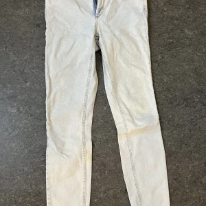 Jeans  - Jeans från ONLY. Står bara längd på byxorna som är 32 men passar mig som är en S/M. För mer bilder eller information är det bara att höra av sig 😊