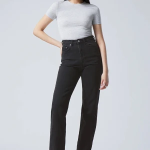 Weekday jeans  - Weekday jeans i en urtvättad svart färg (inte lika grå som på andra bilden i verkligheten). Perfekt skick förutom en liten slitning på ena bakfickan som kan ses på andra bilden. Storlek 27/30 🖤