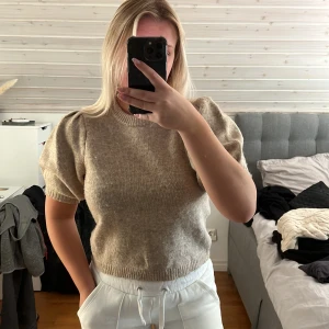 Stickad tröja - Säljer min beige stickade tröja från nakd. Storlek S. 100kr+ frakt!! 🤎