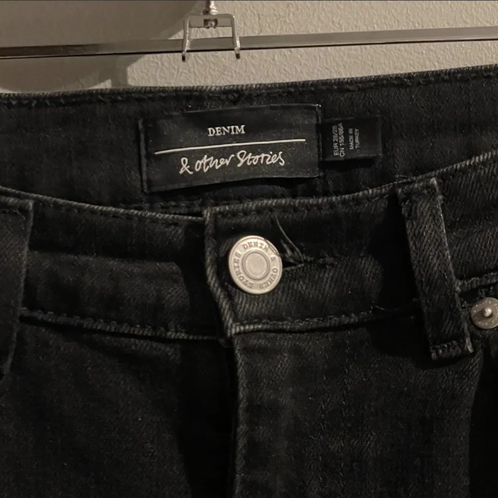 Superfina jeans med rak modell och medelhög midja. I svart/grå tvätt. Aldrig använda, enbart provade. Strl 26 i midjan och 28 cm längd. I mycket gott skick!. Jeans & Byxor.
