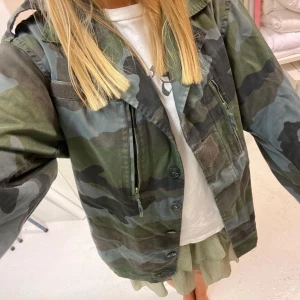 quatre filles - lånad bild!! quatre filles militär/camo jacka, så fin nu till våren. bra skick, kom privat för egna bilder 💕buda från 500