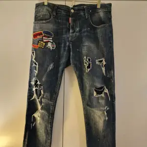 Super snygga limited edition jeans från märket DSQUARED2. De är lite mer ripped än när de var nya men det passar och i övrigt så är de i ett super fräscht skick! Blivit för stora för killen så nu hoppas vi hitta en ny ägare då dessa jeans ska synas 👌