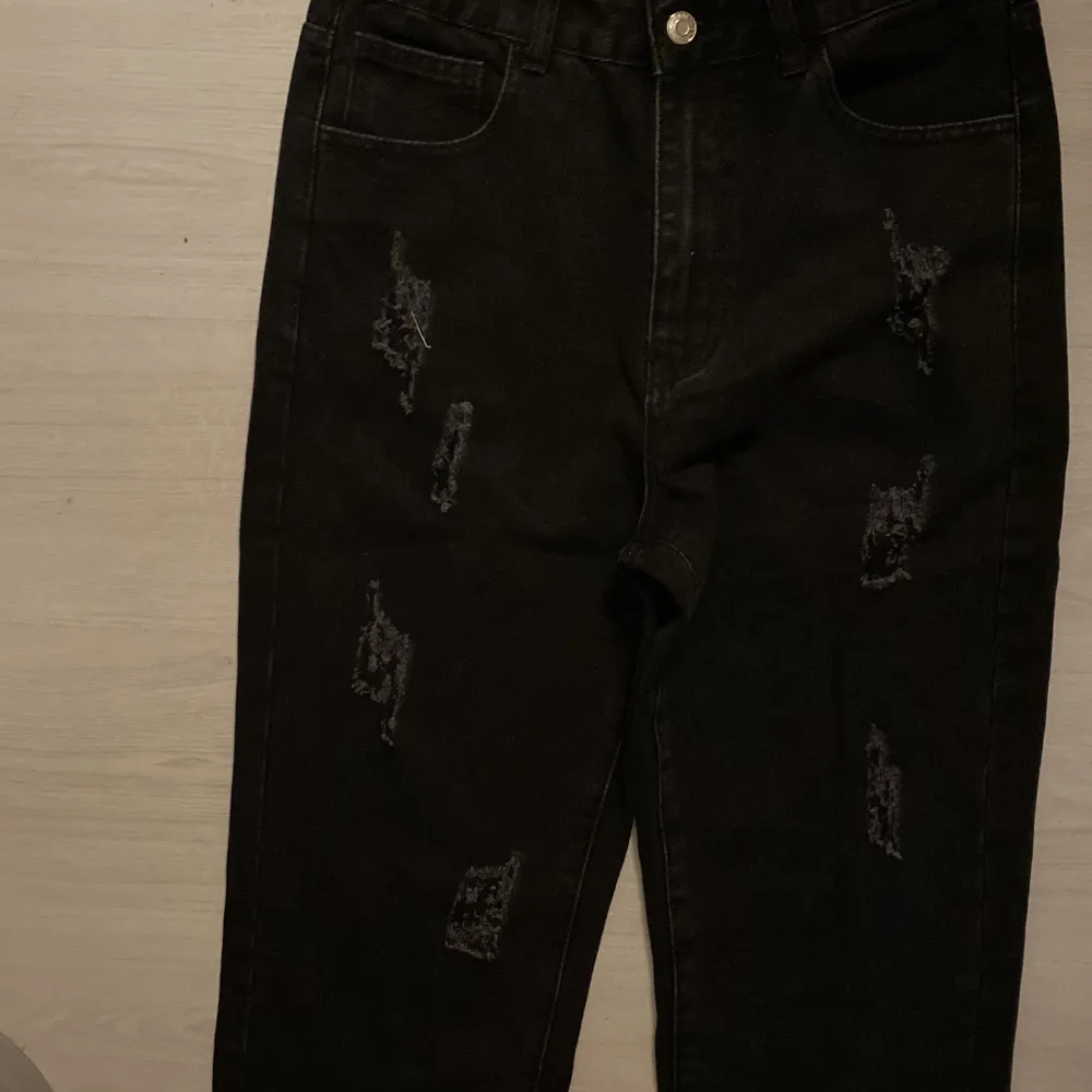 Vintage jeans (helt oanvända) för små för mig bara. Snygga med slitningar i storlek S/M. Jeansen har ingen stretch. 120+frakt. Jeans & Byxor.