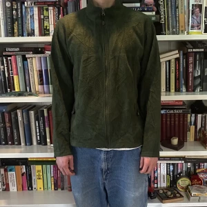 Vintage Fleecetröja  - En cool olivgrön fleecetröja från märket L.L Bean i mycket fint skick.  Modellen är 185cm lång.