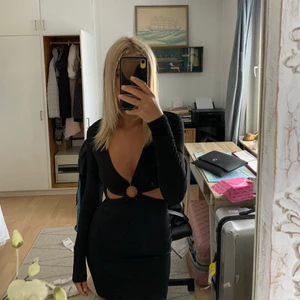 Klänning - TRYCK EJ PÅ KÖP DIREKT jättefin klänning som inte kommer till användning 