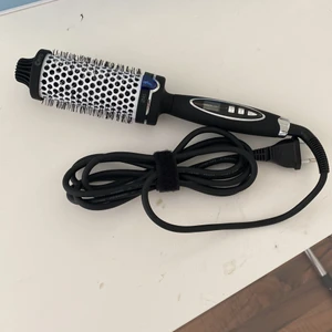 Värmeborste  - Cera hot styling brush. Säljer då jag beställde fel storlek å inte kan skicka tillbaka.  Bara testad en gång. 