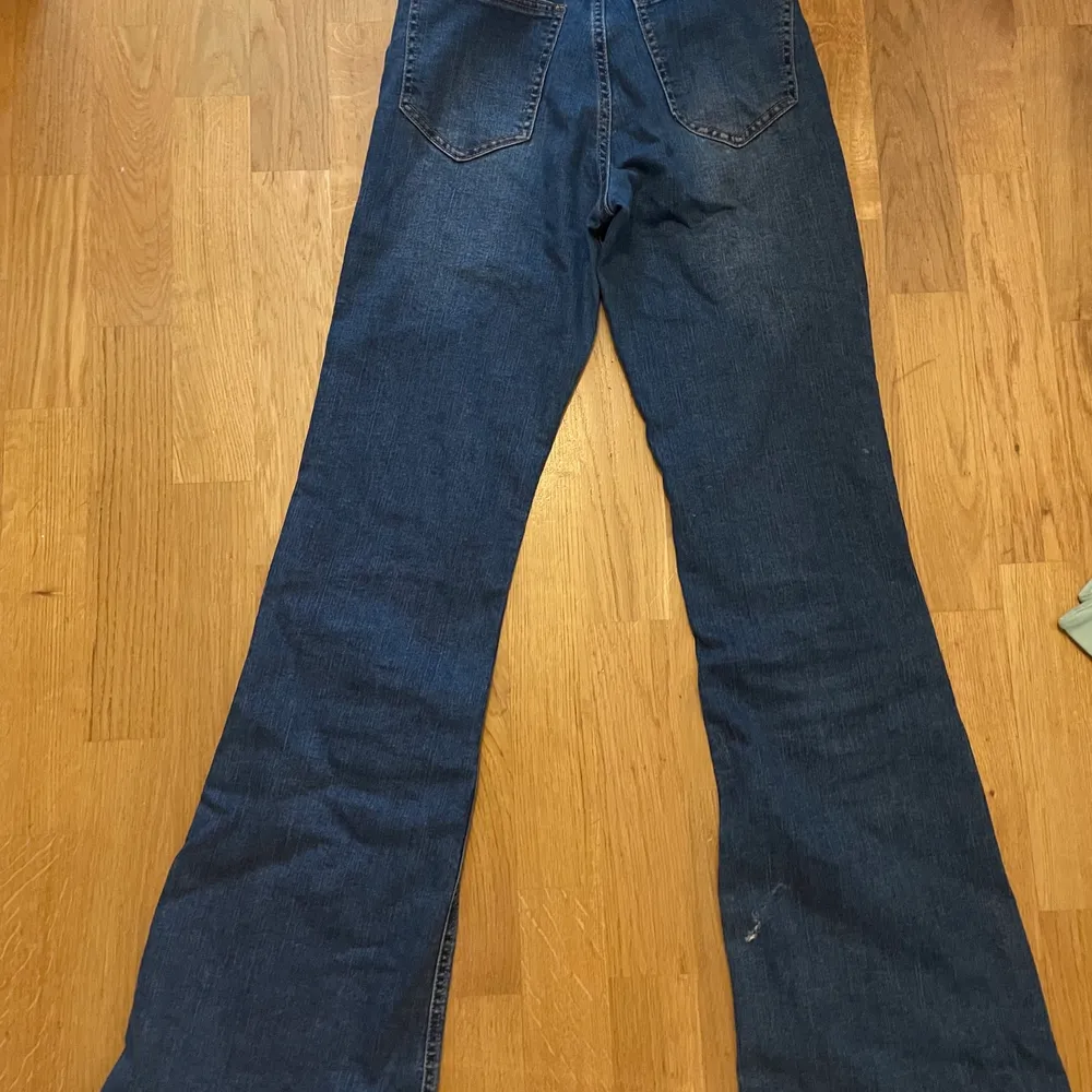 Superfina flared jeans! Mörkblåa flared jeans som kan vara high eller midwaist  Är bra i längden på mig som 175cm! . Jeans & Byxor.