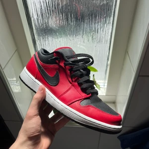 Ait Jordan 1 low ”reverse bred” - Hej, säljer ett par Jordan 1 lows ”reverse bred” i storlek 42. Använda fåtal gånger och fortfarande i bra skick (9/10). Säljer för att jag inte har någon användning för dom längre.Pris kan även diskuteras!