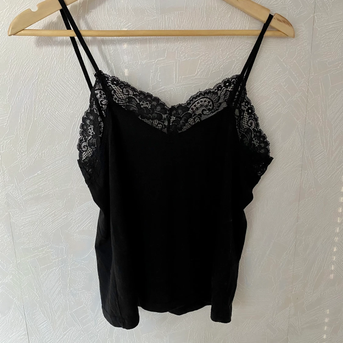 Svart och vitt linne med spets  - 90