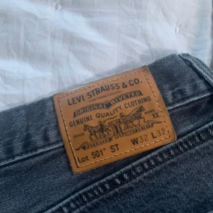 Svarta Levi's 501 jeans - Jag säljer ett helt par nya Levi's jeans som enbart har används en gång. Det är en slim passform, men inte skinny. Har du några frågor är det bara att skriva. :)