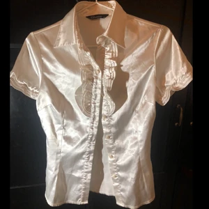 Vintage vit lolita blus  strl s/m - Storstädar och säljer allt som inte används längre. Frakten står köparen för om inte annat bestämt. Tar gärna fler bilder med mått men provar inte plagg av personliga skäl. Allt från vintage, dyra märken och fast Fashion. Strl o märke finns på sista bild.