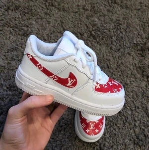 Beställ barn Custom skor  - Detta är exempel på vad vi kan erbjuda som design. Custom målade skor ! Skicka in dina finna skor till oss eller beställ helt nya med önskad design. Beställ genom att skicka ett meddelande till oss här eller via var Instagram @asphodel_jh ☺️