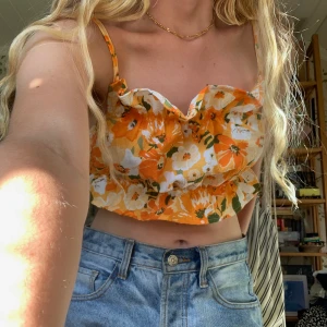 Orange blommig sommartopp! - Jättesöt topp i somrigt mönster, med resår över och under bysten, samt justerbara axelband:)