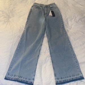 Vida jeans - Ljusblåa vida jeans från Stradivarius i storlek 38. Aldrig använda och lappen sitter kvar.