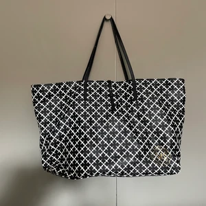 By Malena Birger väska - Populär väska från By Malena Birger. Fläckig på insidan men går säkert bort vid tvätt, därav låga priset.  Inköpt på Johnells.  500 kr 
