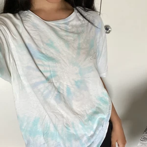 Ripndip t-shirt - Välanvänd och älskad. Några små färgfläckar finns, men går för det mesta omärkbara (se bild nr.2).