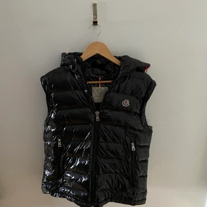 Moncler väst - Gott skick med mycket fina detaljer och en god kvalitet.
