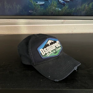 Dsquared keps - Köpte denna i vintras men använder den ej mer, använde den också typ 2 månader så den är inte heller solblekt (nypris 2200)