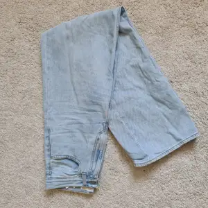 Väldigt bekväma highwaist och Loose jeans. Säljer pga att de blivit förstora 😭. Mycket bra skick, mjukt jeans tyg. Denna modell är Större i storleken så passar bäst 28 waist. 