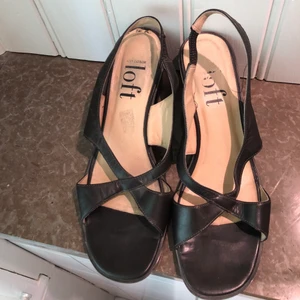 Bruna klackar - Ett par mörk bruna klackskor Loft. I gott skick förutom lite slitningar på hälen och repor på ena klacken. 