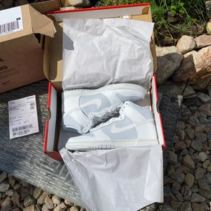 Nike Dunks High Summit White  - Hej, säljer ett par Dunks som jag vann på SNKRS appen. Dem är helt nya och kommer med box och kvitto. Priset är inte hugget i sten så hör av er vid frågor.