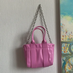 Weekday väska! - Jätte fin rosa väska från weekday finns små fickor i väskan som får plats med sitt kort eller ngt aldrig använd super bra skick!❤️