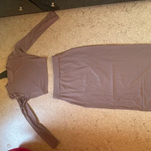 Två delars outfit  - Ganska runt material men ganska lent 