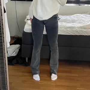 Low waisted jeans - Low/mid waisted från Shein. Jättefina men används inte längre. Extra knapp, passar 36❤️
