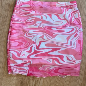 Rosa kjol - Säljer denna nya kjolen i storlek xs. Passar även s. Säljer via swish (inte via köp nu) så kontakta mig först så får du GRATIS FRAKT 🌸