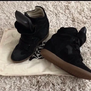 Isabel marant skor - Funderar på att sälja mina så snygga isabel marant skor, har tyvärr inte lådan kvar då den råkade bli slängd men jag har dustbagen kvar💞kontakta privat via intresse om de blir flera intresserad så blir de budgivning💞nypris:4500kr/ köp direkt:2300kr