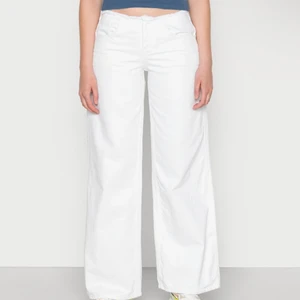 Wide leg low rise urban oufitters jeans - Lite för små på mig men jätte fina low rise jeans från Urban outfitters 🤍💕