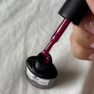 Lila/vinrött gel lack  - Vinrött/lila gel lack som används med UV lampa. Endast öppnad, aldrig använt. Säljer massa fler färger så kolla min sida 🦋🦋