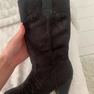 Cowboystövlar - Skitsnygga stövlar köpta secondhand, stl 37/38 men passar mig med stl 38!💘🌸