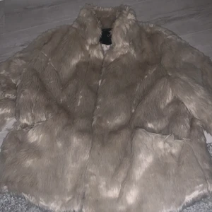 Jacka  - Som ny, knappt använd 