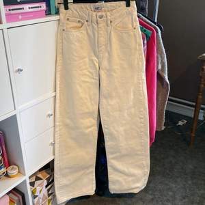 Ljusbeiga vida jeans från Lager 157. De är i storlek Xs. Använda ett fåtal gånger men försmå nu. (Frakt är inräknat i priset) KÖP INTE DIREKT via plick!!💕