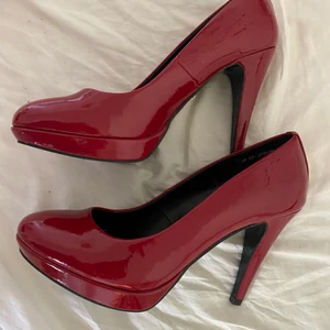 Röda klackskor  - Super fina röda vintage klackar 👠 