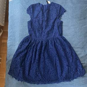 Mini blue dress in lace 👗 Buttons on the back. Zipper opening on the side. Inner lining. Spare button included. Worn two times.