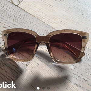 Solglasögon  - Chimi LIKNANDE solglasögon. Helt nya endast provade. Inga repor eller skador, dock något dammiga som jag kan fixa innan jag postar. Skriv för fler bilder. Buda minst 10kr högre än senaste budet. Priset är + frakt.