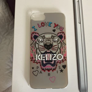 Kenzo IPhone 8 skal  - Mobilskal från kenzo. Har en liten spricka i skalet men annars i bra skick 