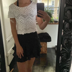 vit t-shirt  - jättesnygg virkad t-shirt som är perfekt att ha både till vardags och som ett strandplagg. Har aldrig använt så nytt skick, inga defekter. Kan tänka mig att gå ner i pris vid snabb affär!