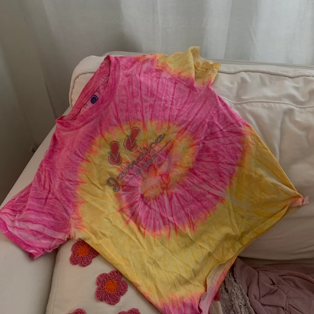 Säljer denna tie-dye t-shirt. Skitsnygg men har tyvärr blivit för liten för mig. Skulle säga att det är en XS. Kan mötas upp i Linköping annars står köparen för frakt 💞. T-shirts.