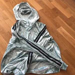 Hoddie virol (stav) matrial  - Stolek 146-152 år 8-12 typ använd typ ca 17 gånger inga fläckar eller något konstigt eller håll.