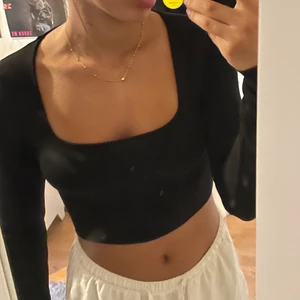 zara tröja  - en svart långarmad tröja från zara. Mjukt material och använd max 2 gånger💕 Den är lite mindre i storleken.