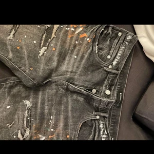 Purple jeans helt nya aldrig använda  - Har ett helt par helt oanvända purple jeans storlek 36/32  säljes för 2100kr nypris 3000+