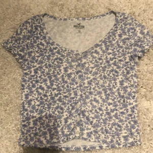 Topp - Säljer nu en jättesnygg topp från Hollister som är perfekt till sommaren❤️