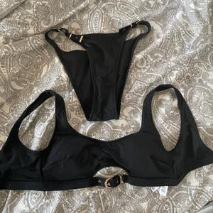 Bikini set - Super snyggt set ifrån New Yorker som aldrig är använt endast testad. Säljer för att det inte passade. Trosorna är högmidjade och reglerbara i sidorna. Överdelen går också att reglera. Passar både XS och S