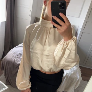 Blus  - Guld/beige poloblus från Bik Bok, strl s. Aldrig kommit till användning, nyskick