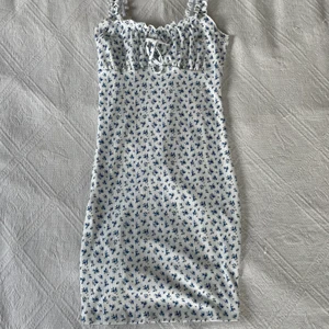 Klänning - En klänning jag köpt på Shein, säljer för att jag har massor av klänningar 💗